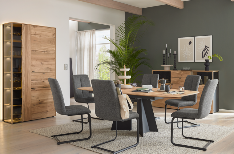 Essgruppe „IL 5119“ mit Holztisch und gepolsterten Stühlen in Grau.