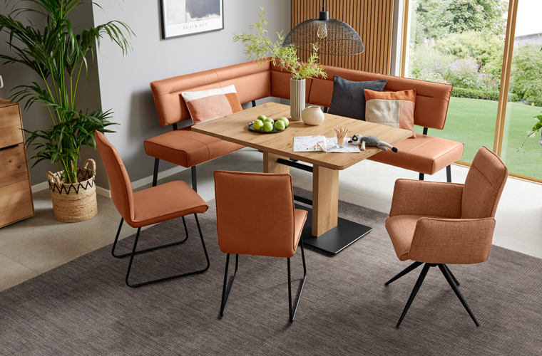 Essgruppe „IL 5505“ mit Eckbank, Tisch und Stühlen in auffälligen Tönen.