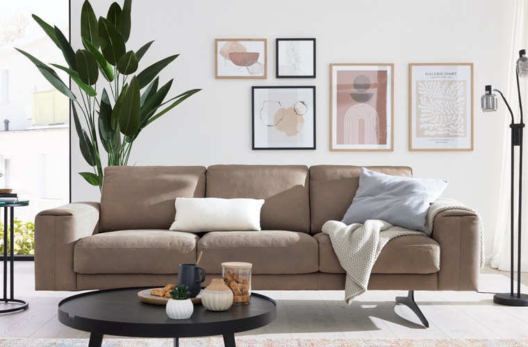 Sofa „IL4004“ in einem hellen braun.