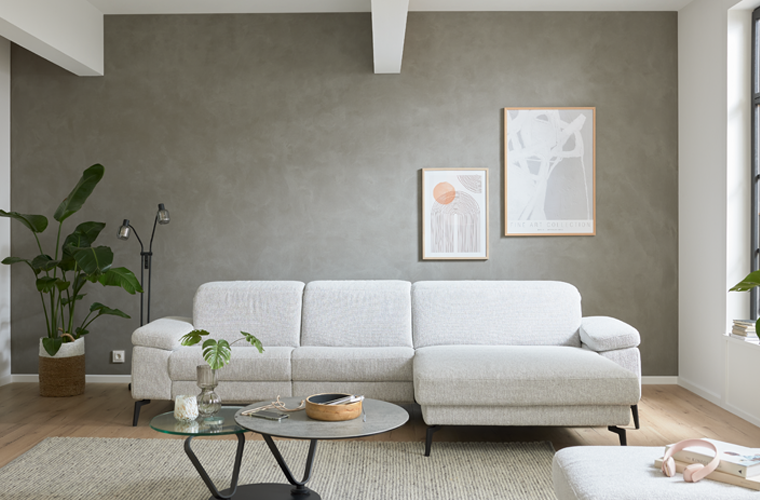 Modernes Sofa „IL 4065“ in Beige in minimalistischem Wohnzimmer.