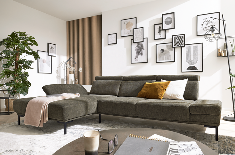 Wohnlandschaft „IL 4254“ in Dunkelgrün in hellem Wohnzimmer.