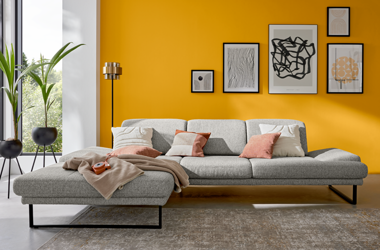 Modernes Sofa „IL 4460“ in Grau in buntem Wohnzimmer.