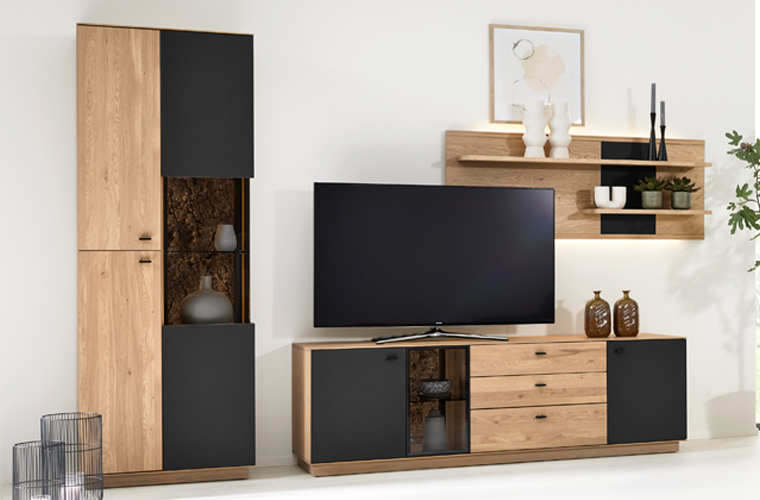 Wohnwand „IL2025“ mit Holzdetails und schwarzen Fronten. Mit TV-Element und Vitrine.