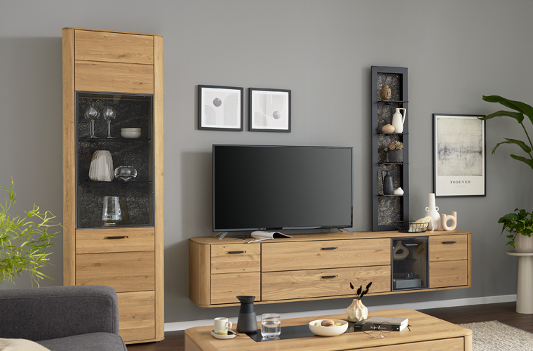 Wohnwand „IL2029“ in Holzoptik. Mit TV-Element und Vitrine.