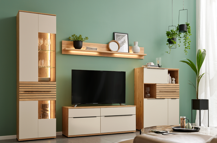 Wohnwand „IL 2032“ in Holzoptik mit hellen Fronten.