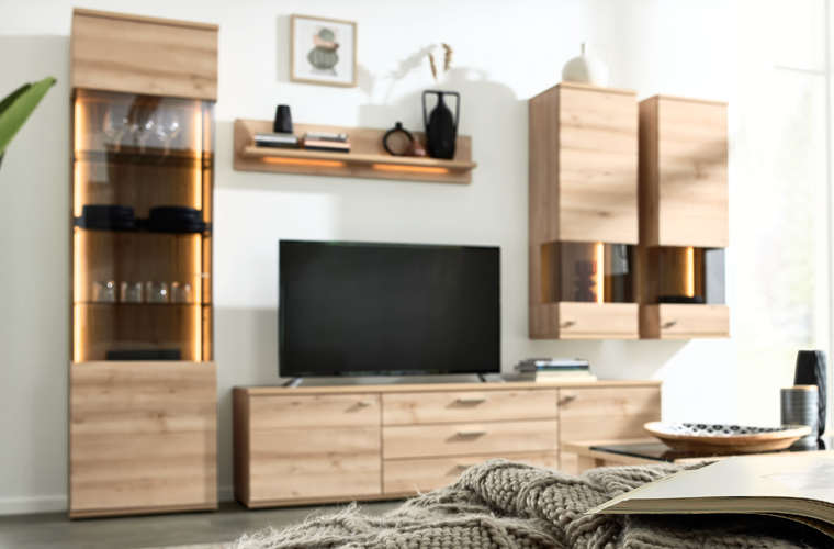 Wohnwand „IL2110“ in Holzoptik. Mit TV-Element, Vitrine und Hängeschränken.