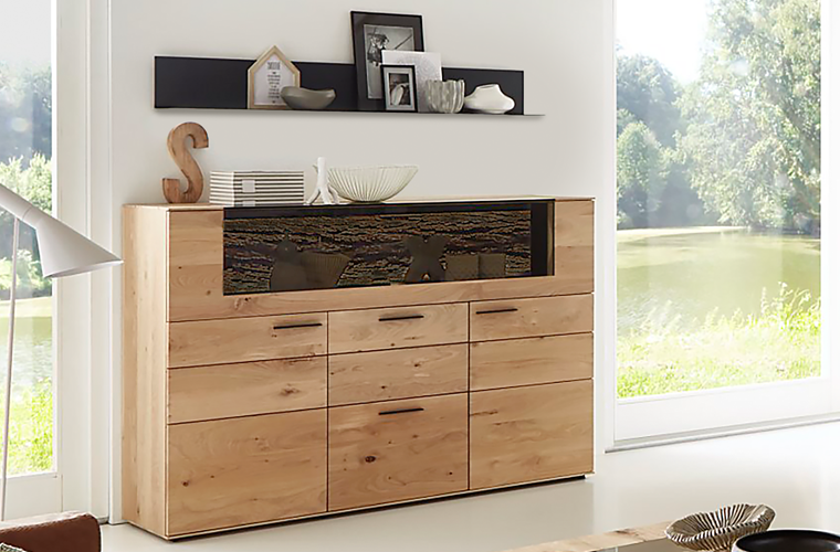 Kastenmöbelstück „Anur“ aus massivem Holz mit mehreren Schubladen und Glaseinsatz.