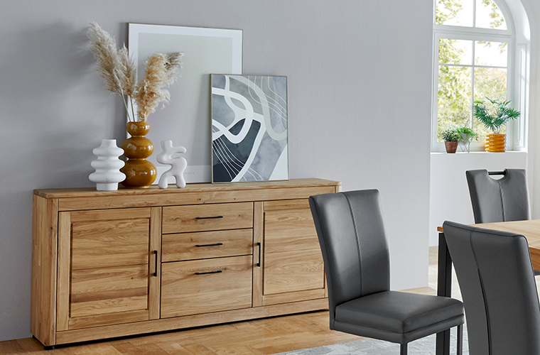 Sideboard „Manresa“ aus Holz mit cleveren Stauräumen.