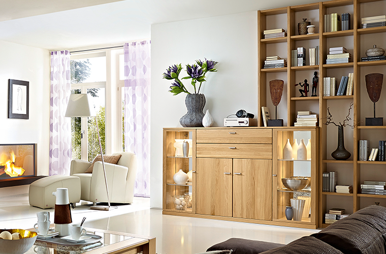 Kastenmöbelstück „Yorick Sideboard“ aus hellem Holz.