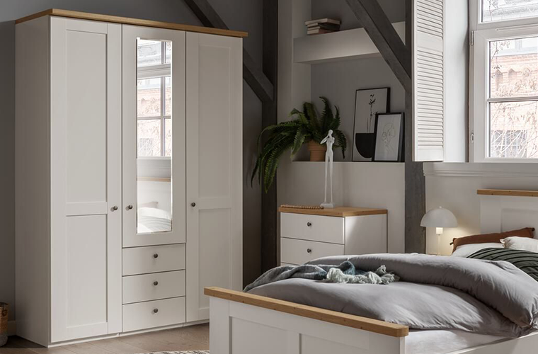 Kleiderschrank „Masch“ in Weiß mit integrierter Spiegeltür und Schubladen.