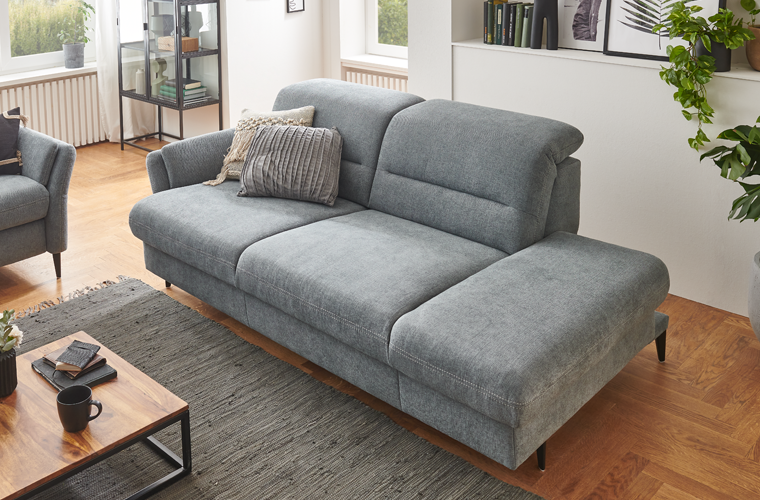 Kleine Garnitur „Breg“ in Grau mit Recamiere.