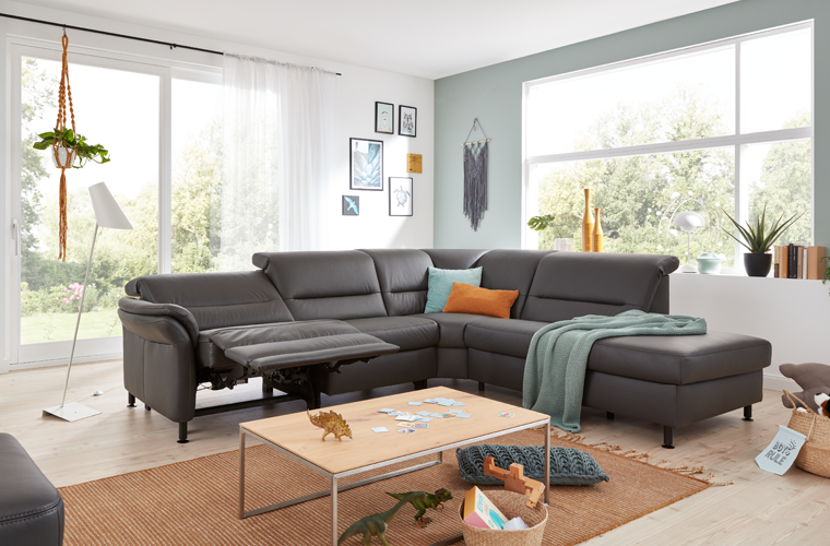 Eckgarnitur „Naru“ in schwarzer Lederoptik mit Relaxfunktion.