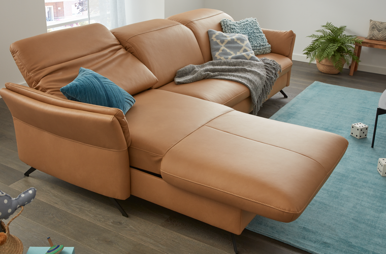 Garnitur „Stavanger“ in brauner Lederoptik mit verstellbaren Rückenlehnen.