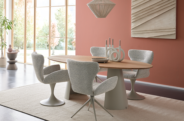 Essgruppe „JUSTB! SP 150“ bestehend aus ovalem Tisch mit Holzplatte und gepolsterten Stühlen in grau.
