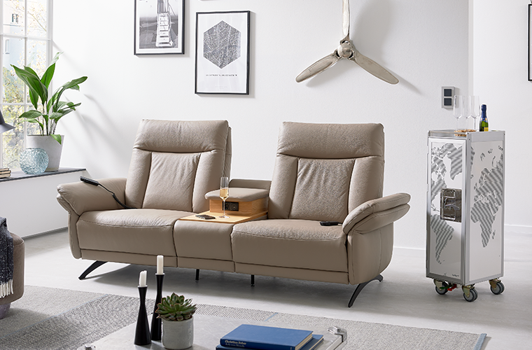 Musterring Sofa „MR 300“ in Beige mit Relaxfunktion und Mittelkonsole.