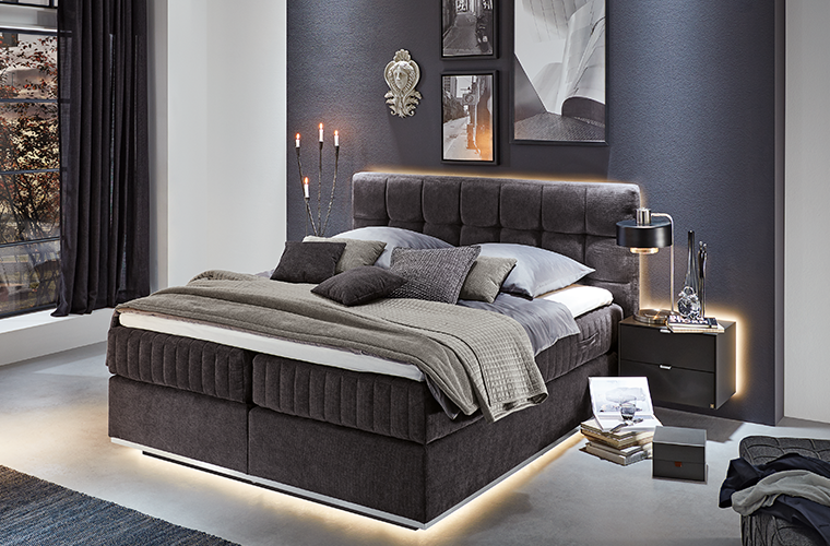 Musterring Boxspringbett „MR Felina“ mit gepolstertem Kopfteil und integrierter LED-Beleuchtung.