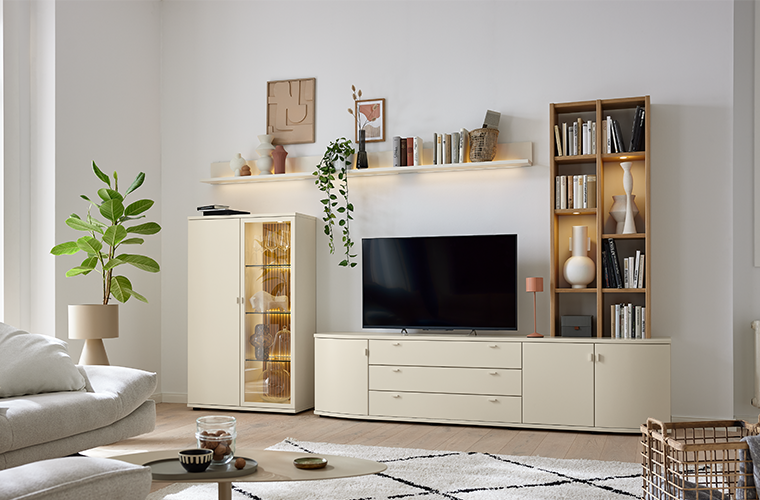 Moderne Musterring Wohnwand „MR Kira System“ in hellem Design.