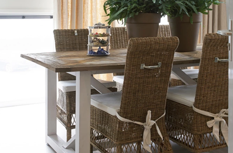 Esstisch Chateau Chassigny von Rivièra Maison aus Holz mit weißem Gestell.