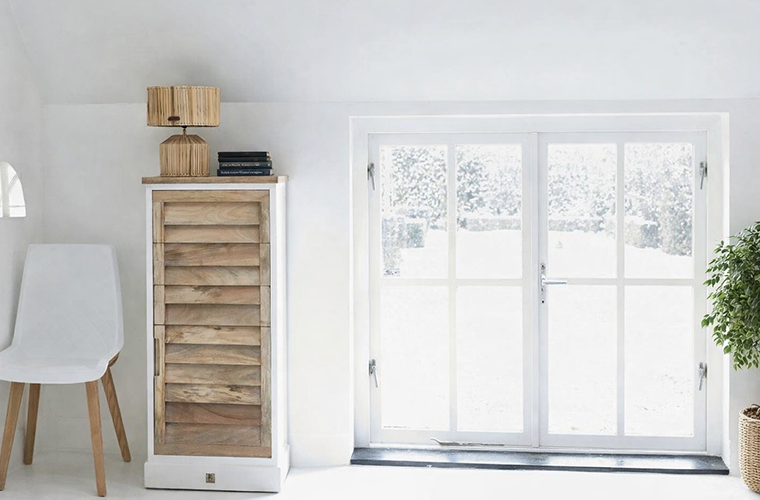 Rivièra Maison Kommode „Pacifica S“ in Weiß mit Holzfront.