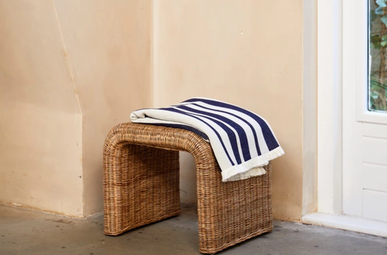 Hocker „Santos“ von Rivièra Maison im geflochtenen Look mit abgerundeten Kanten.