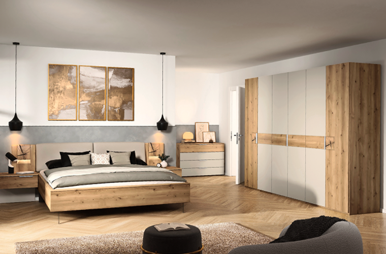 Schlafzimmer „Husum“ in Holzoptik und mit hellen Fronten.