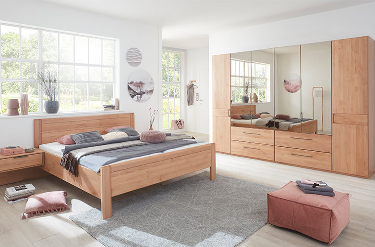 Schlafzimmer „Madeira Plus“ in warmer Holzoptik.