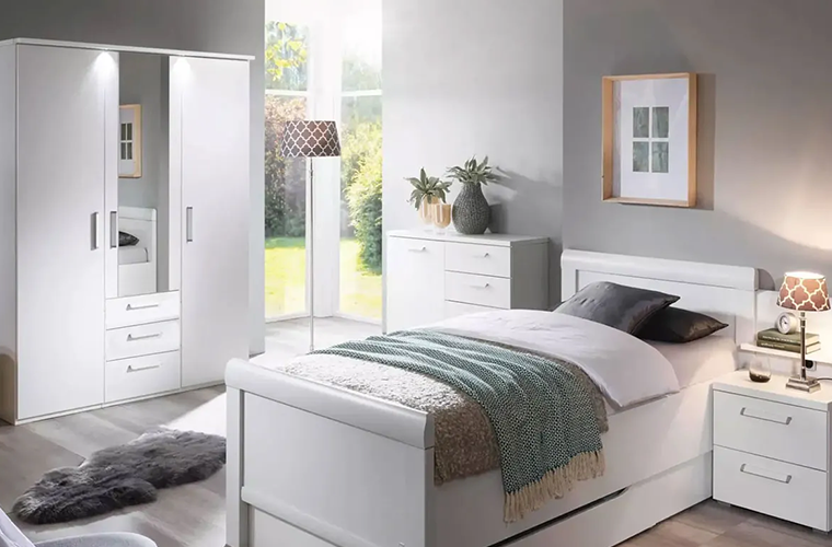 Schlafzimmer „Mats“ in strahlendem weiß.