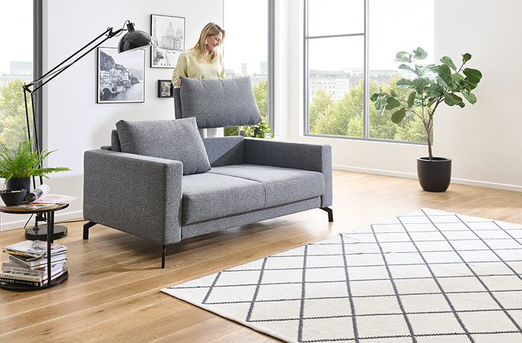 Schlafsofa „California“ in Grau mit Metallfüßen.