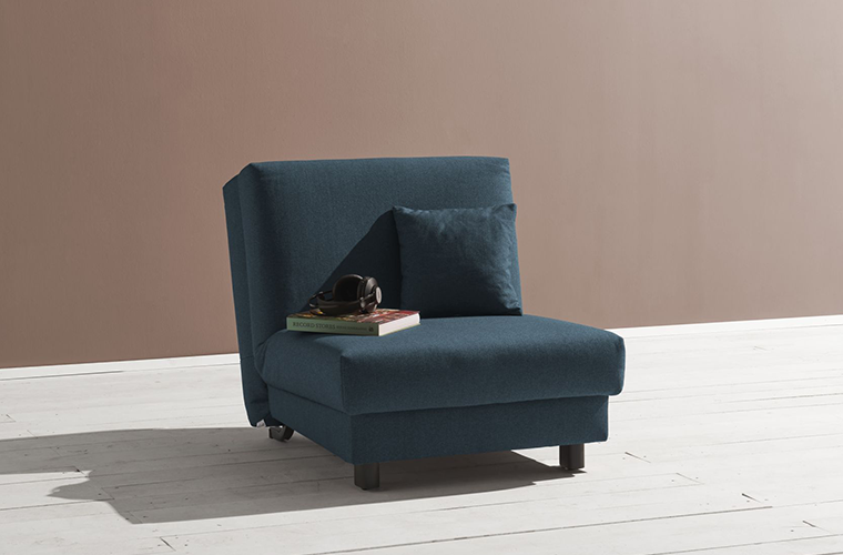 Kleines Schlafsofa Torgau in Blau.
