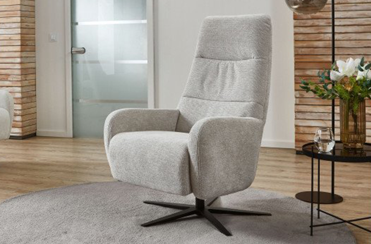 Drehsessel Carson in hellem Grau.