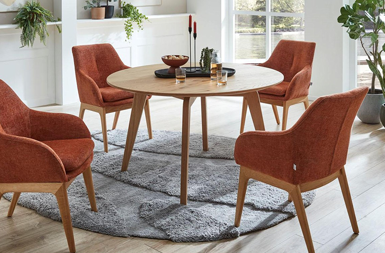 Esstisch „Sarve“ aus Holz mit runder platte.