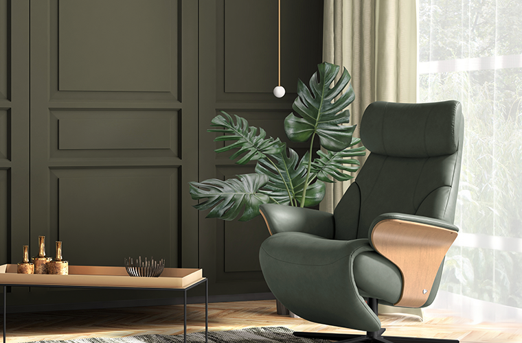 Stressless® Relaxsessel „Adam“ mit Powerfunktion in grünem Leder und mit Holzdetails.