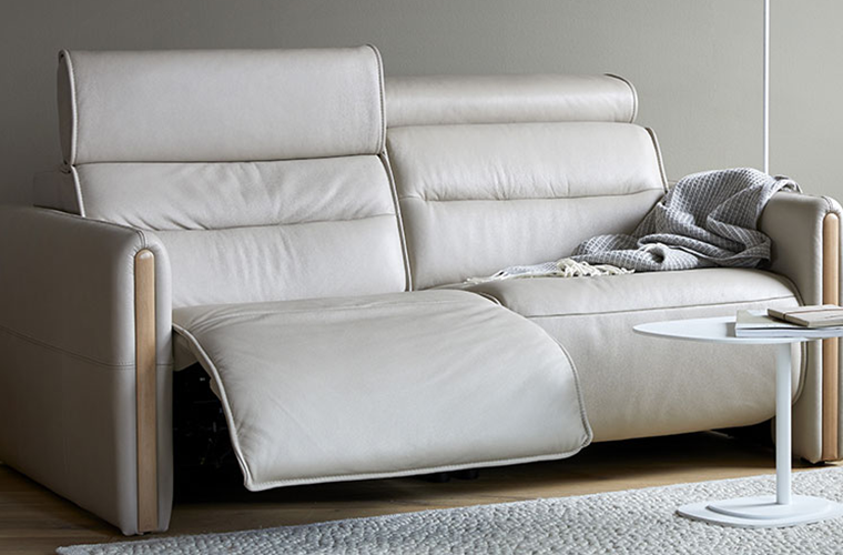 Stressless® Sofa „Emily“ in hellem Leder mit Relaxfunktion.