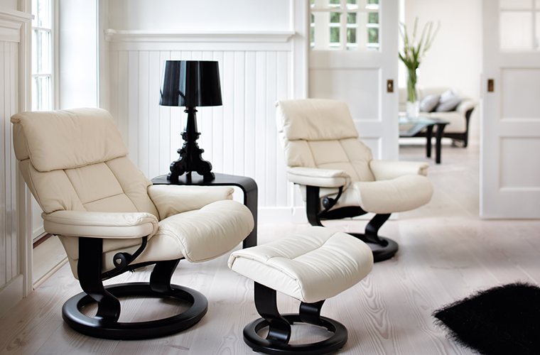 Stressless® Relaxsessel „Ruby“ mit Hocker in hellem Leder.