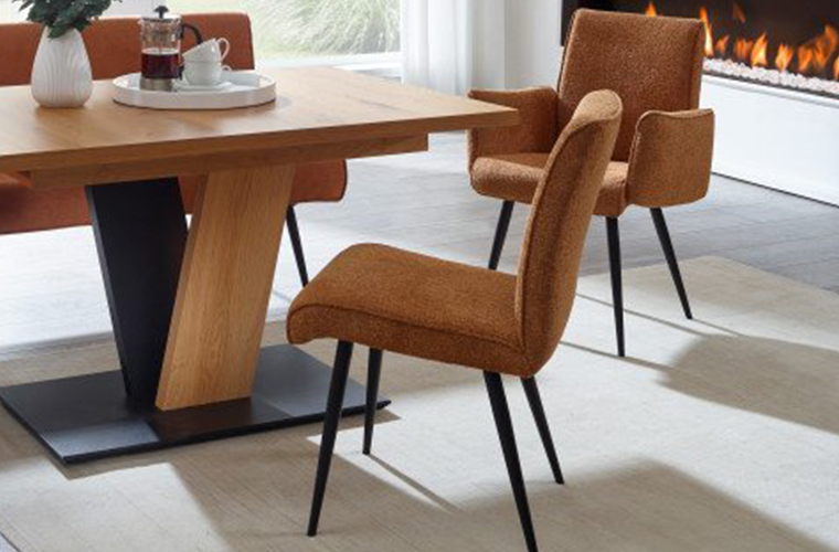 Polsterstuhl „Glüm“ in buntem Orange.