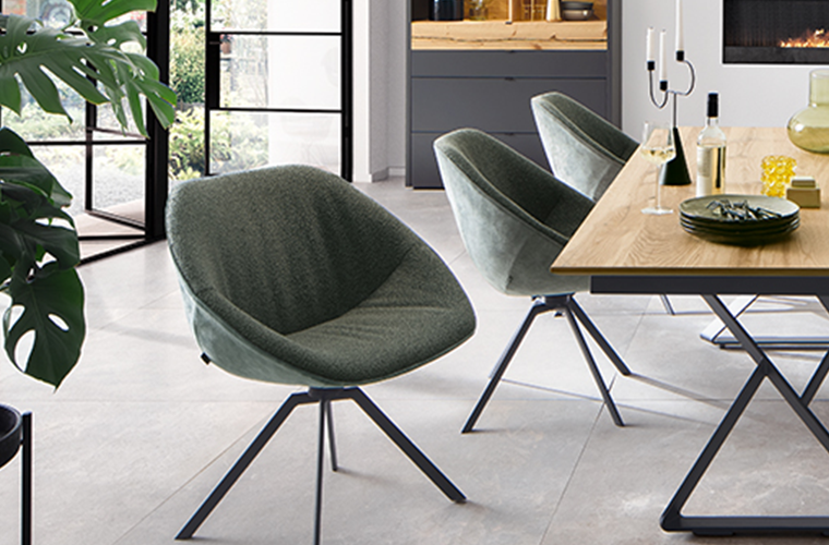 Stuhl „Liv“ mit grünem Bezug und drehbarem Metallgestell.