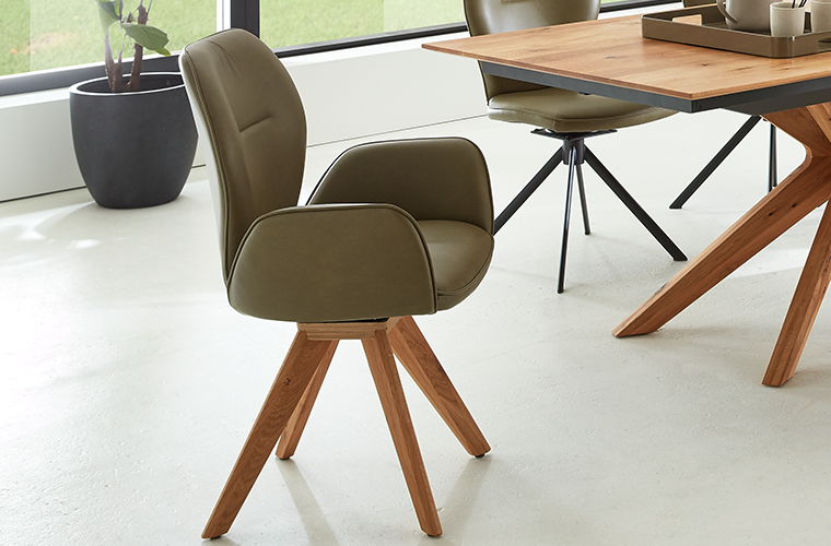 Stuhl „Windy“ mit olivgrüner Polsterung und Holzgestell.