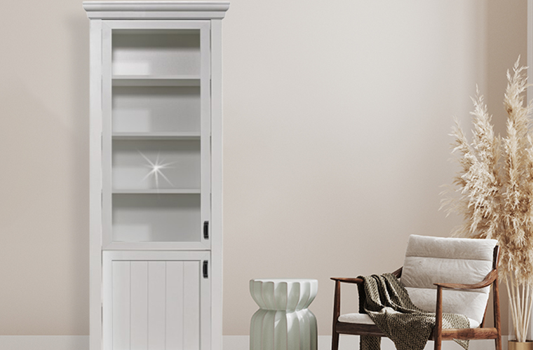 Sylt-living Vitrine „Art.Nr. 6325“ in Weiß mit Glastür.