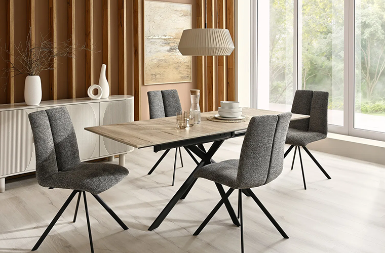 Esstisch „Caspe“ mit Holzplatte und schwarzem Metallgestell.