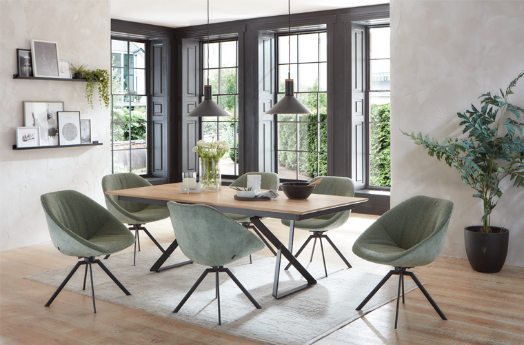 Esstisch „Cooper“ mit Holzplatte und modernem Metallgestell.