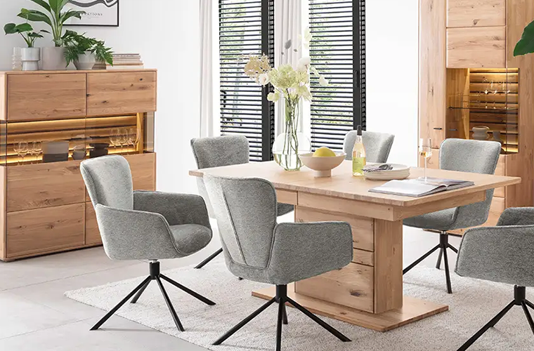 Esstisch „Fano 1XL“ aus hellem Holz mit massiven Mittelfuß.