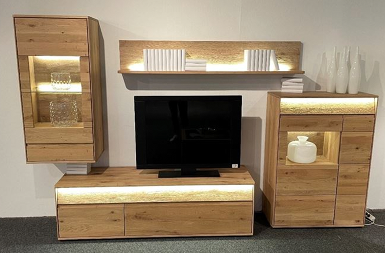 Wohnwand „Calico“ in Holzoptik mit LED-Beleuchtung.