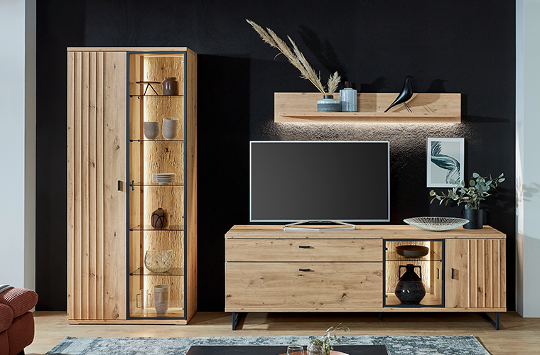 Wohnwand „Elstar“ in warmer Holzoptik inklusive LED-Beleuchtung.