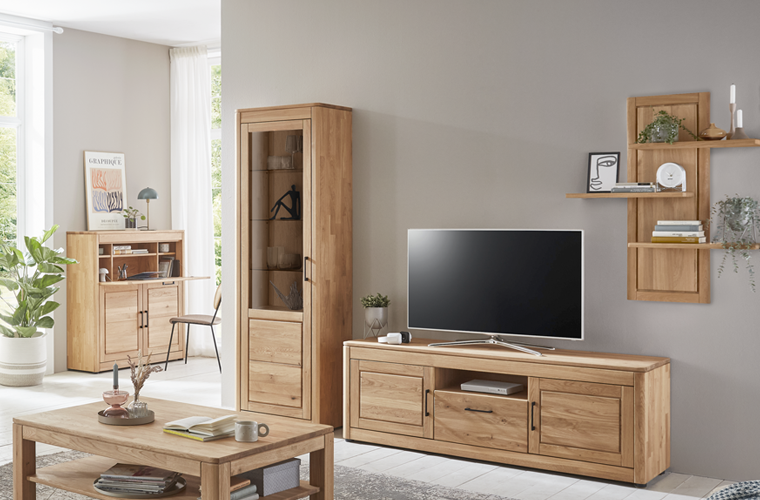 Wohnwand „Manresa“ in natürlicher Holzoptik mit Vitrine, Lowboard und Wandregalen.