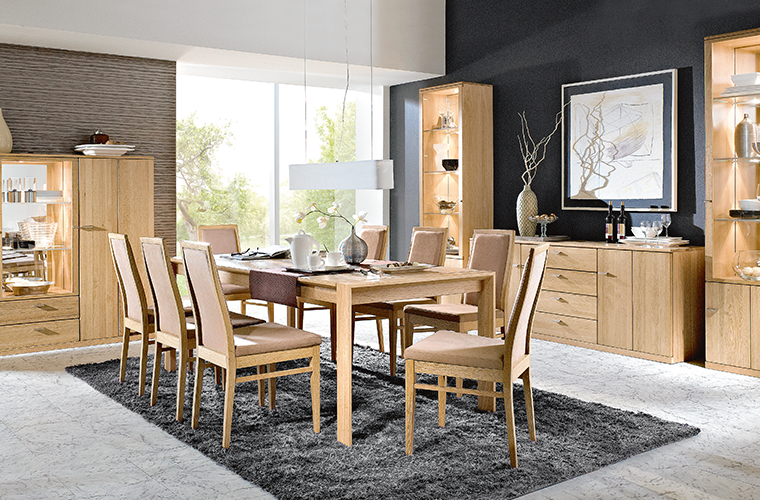 Wohnwand „Yorick“ in Holzoptik mit Vitrinen und Sideboard.