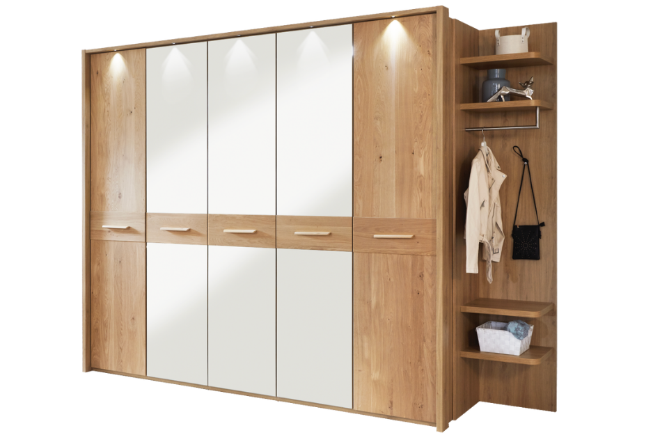 Großer Kleiderschrank in Holzoptik mit hellen Fronten, integrierter Beleuchtung sowie offener Garderobenseite mit Ablagen und Kleiderhaken.