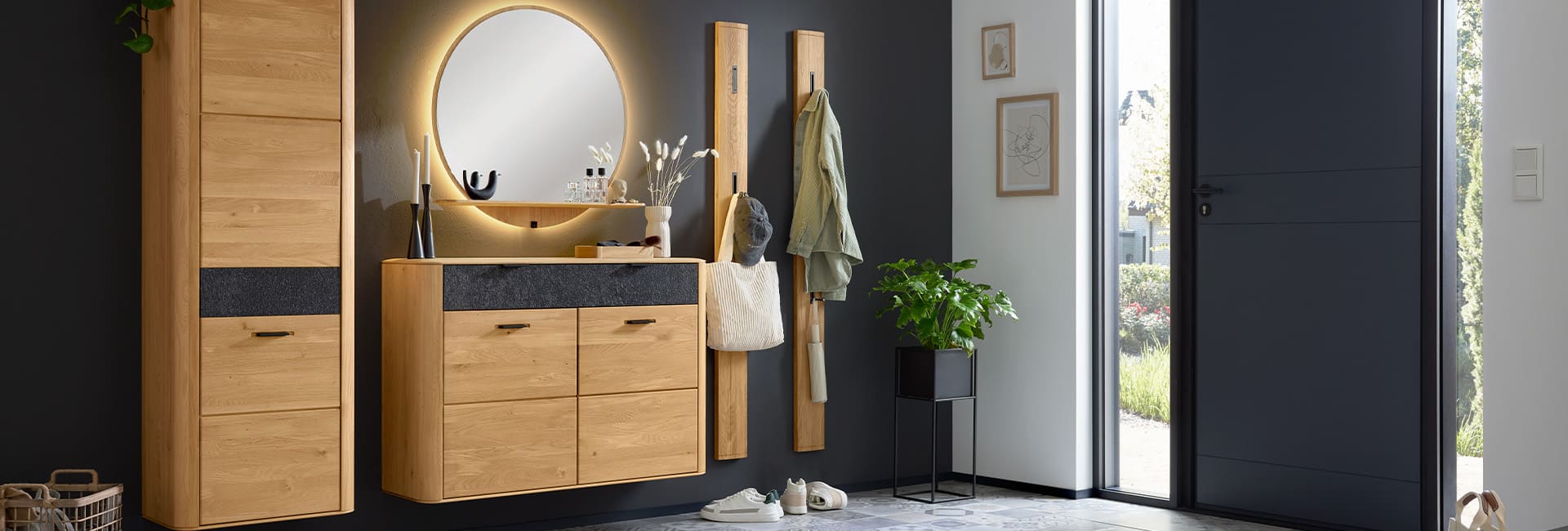 Garderobe in Holzoptik in einem hellen Zimmer und von der Marke Interliving.
