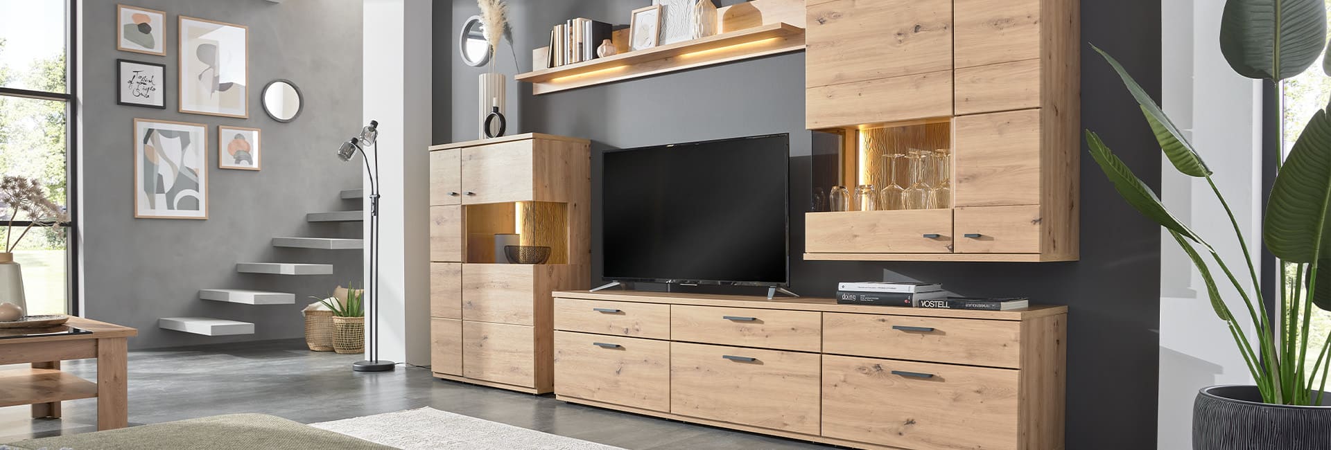 Paar wird freundlich vor einem Möbelhaus verabschiedet.