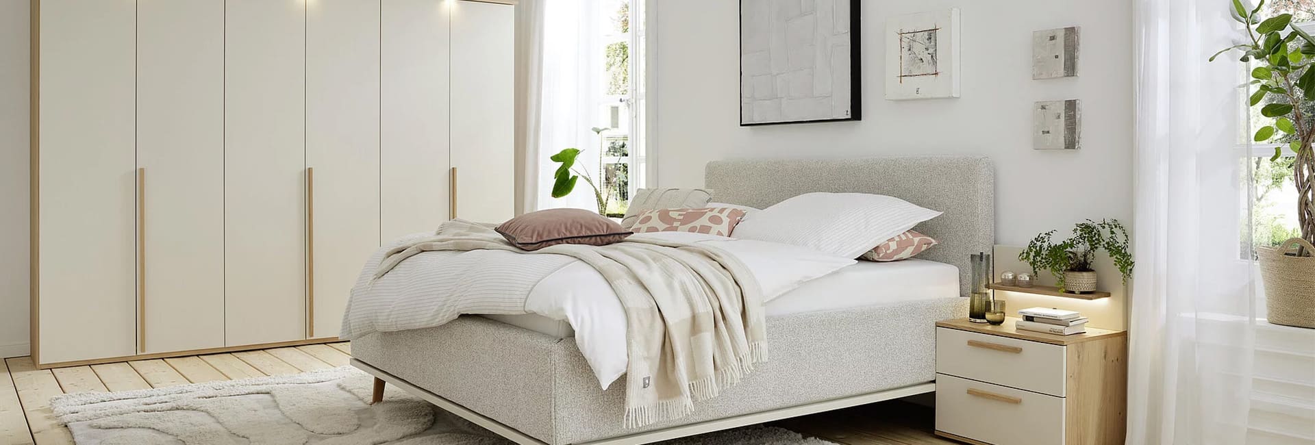 Helles Schlafzimmer mit hellem Bett der Marke Musterring.