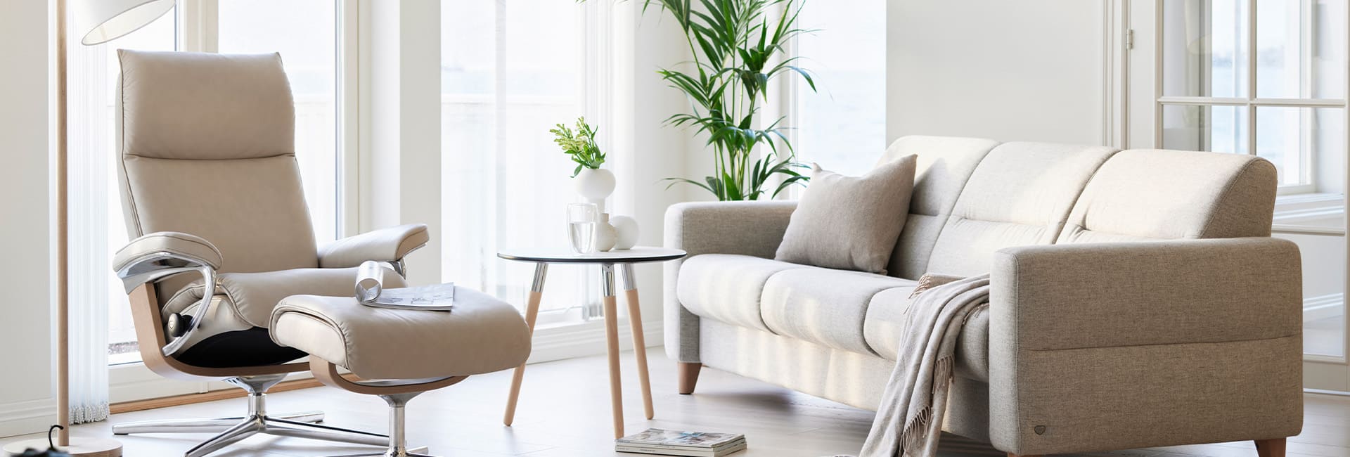 Polstergarnitur mit Relaxsessel von Stressless® in modernem Wohnzimmer.